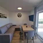 Madison, Spacious Sea View Near Zadar With Heated Pool פוסדריה