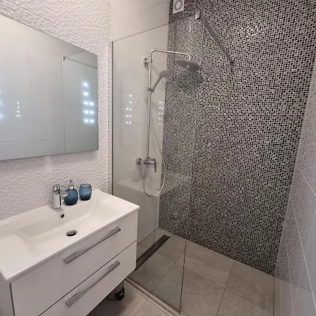 Daire Villa Madison, Spacious Sea View Apartments Near Zadar With Heated Pool Posedarje