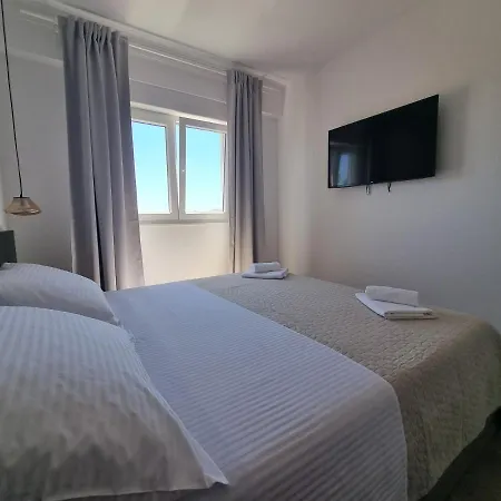Madison, Spacious Sea View Near Zadar With Heated Pool