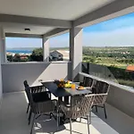 Madison, Spacious Sea View Near Zadar With Heated Pool 珀塞达耶