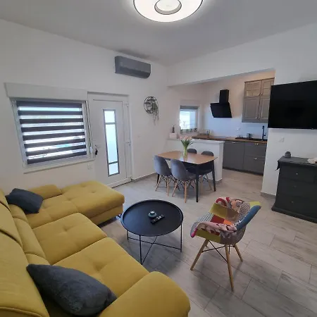 Apartmán Villa Madison, Spacious Sea View Apartments Near Zadar With Heated Pool *