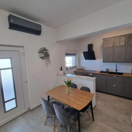 Villa Madison, Spacious Sea View Apartments Near Zadar With Heated Pool