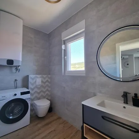 Apartmán Villa Madison, Spacious Sea View Apartments Near Zadar With Heated Pool