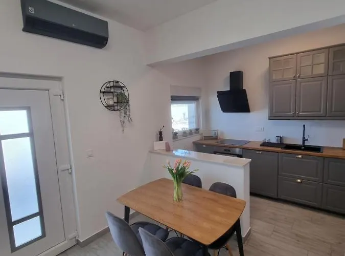 Madison, Spacious Sea View Near Zadar With Heated Pool