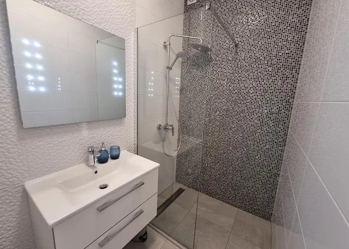 Apartment Madison, Spacious Sea View Near Zadar With Heated Pool Posedarje