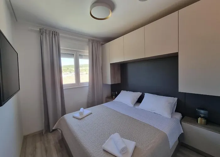 Madison, Spacious Sea View Near Zadar With Heated Pool