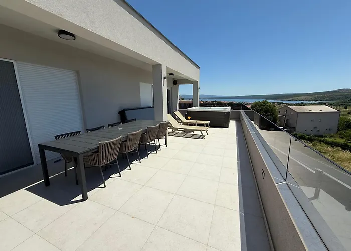 Madison, Spacious Sea View Near Zadar With Heated Pool *